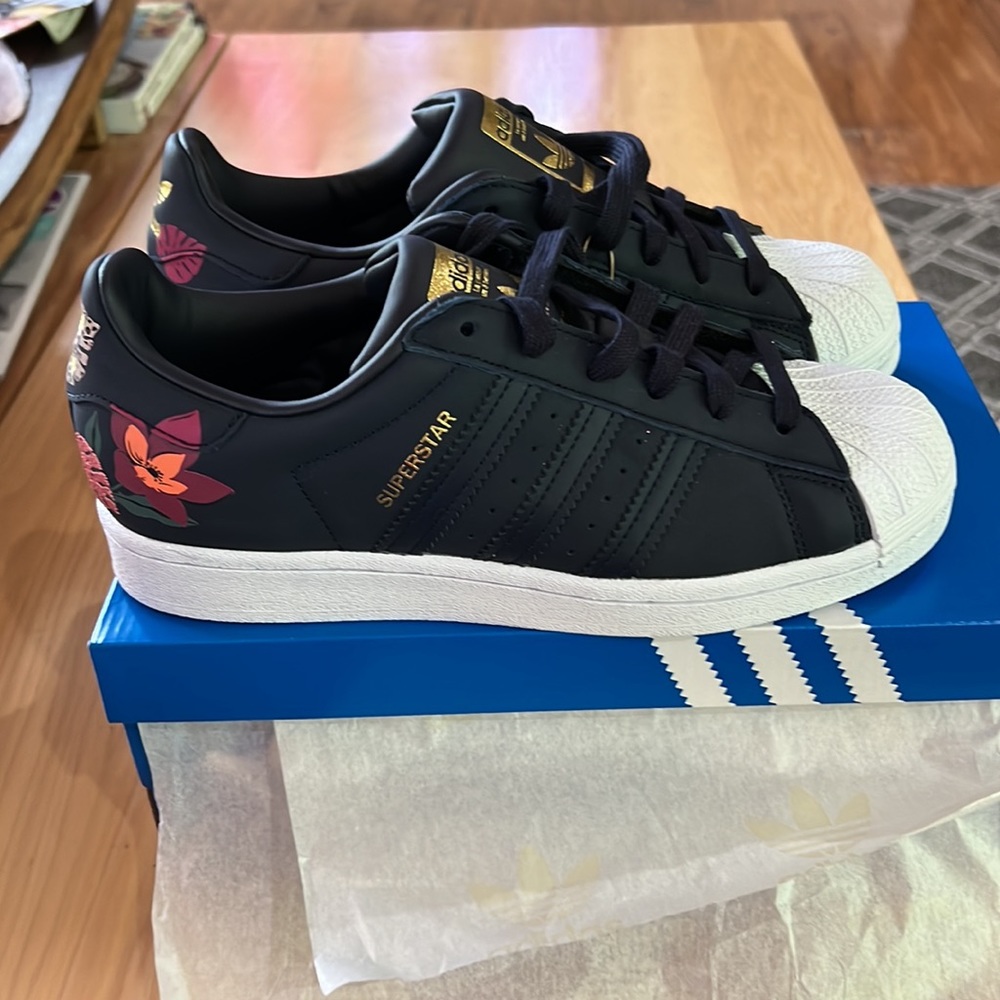 adidas Blue Athletic Shoes with Iconic Design